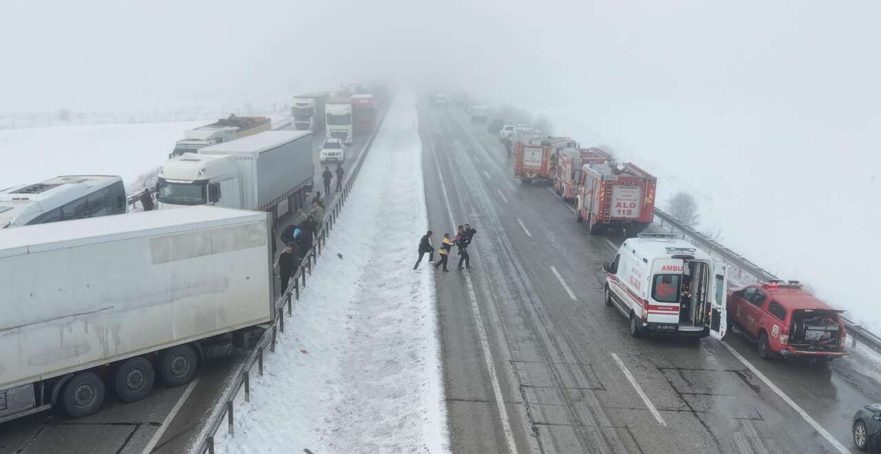 Sis ve buzlanma 11 aracı birbirine kattı! 20 yaralı var 9